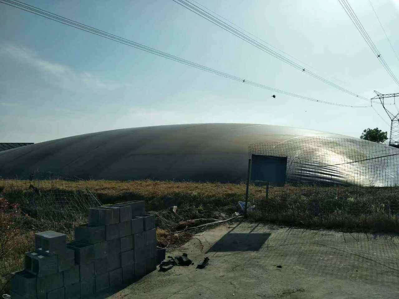 修筑完工的外圍堰鋪設(shè)土工膜表面一定要加寬嗎？